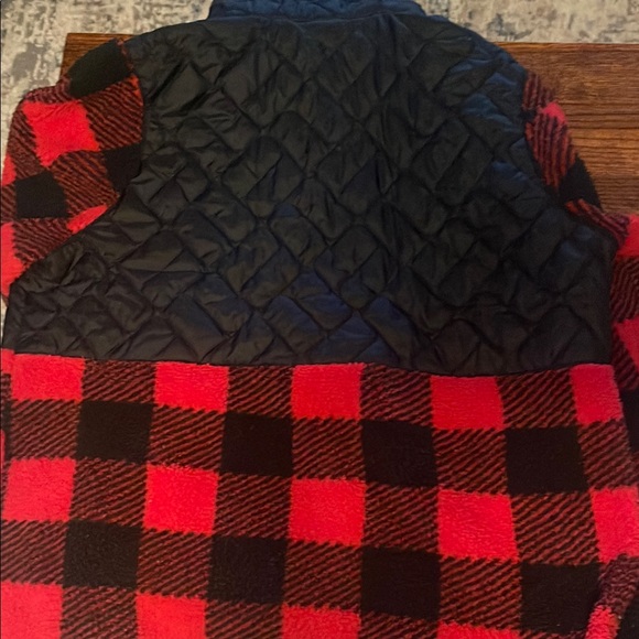 Columbia Women’s Black and Red Checkered Puffer Jacket - Picture 5 of 6